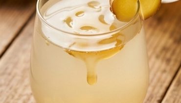 Bevanda Energetica Fatta in Casa: Acqua di Cocco, Aglio e Zenzero