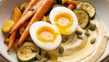 Bowl di hummus, uova barzotte e verdure arrostite