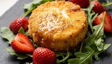 Cabécous impanati al timo e fragole arrostite al balsamico