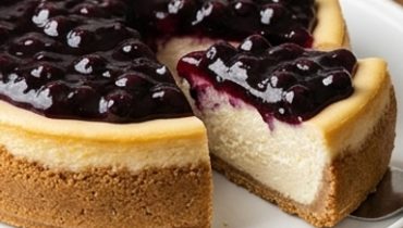 Cheesecake ai mirtilli freschi con crosta fatta in casa
