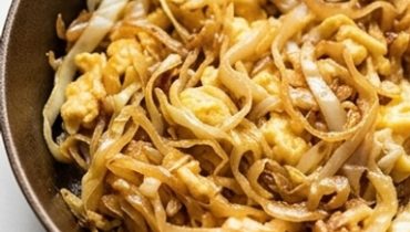 Cavolo Saltato con Uova Strapazzate all’Aglio