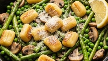 Gnocchi spadellati con verdure primaverili