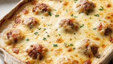Gratin di patate con polpette di manzo e mozzarella