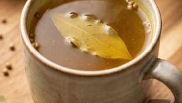 Infuso di curcuma, alloro e semi di coriandolo