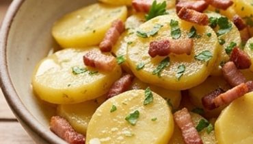 Kartoffelsalat — Insalata di patate tedesca con vinaigrette calda
