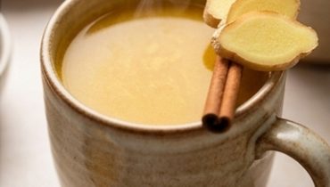 Bevanda dorata alla curcuma, zenzero e cannella