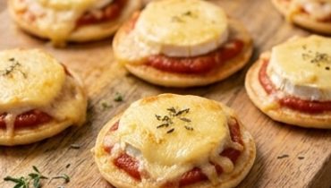 Mini Blinis Gratinati al Caprino e Pomodoro