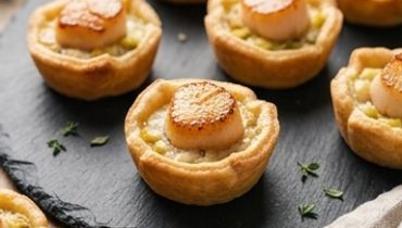 Mini-tartellette ai porri fondenti e capesante