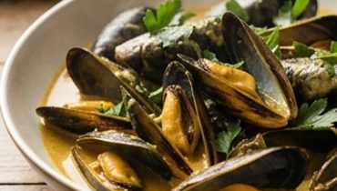Mouclade Charentaise: Cozze alla Crema Dorata al Curry