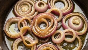 Cipolle rosse in padella