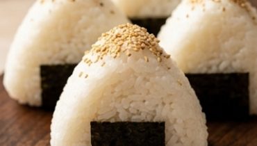 Onigiri al tonno sriracha e gomasio