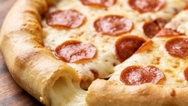 Pizza con Bordo Ripieno alla Mozzarella e Pepperoni Fatta in Casa