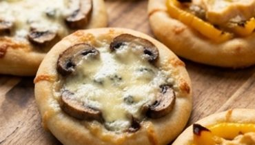 Pizzette ai formaggi con funghi e peperoni