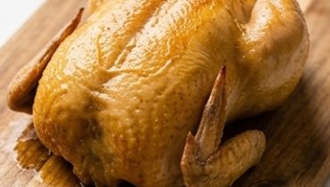 Pollo intero nella slow cooker: 4 ingredienti