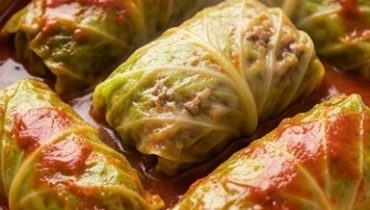 Involtini di Cavolo Ripieni di Manzo e Riso in Salsa di Pomodoro Stufata