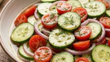 Insalata di Cetrioli Pomodori e Cipolla