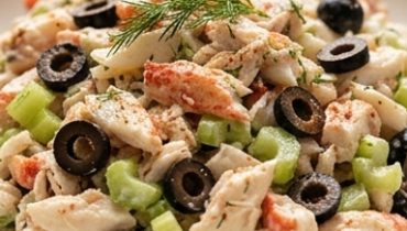 Insalata di frutti di mare cremosa con maionese e olive nere