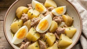 Insalata di patate con tonno e uova sode