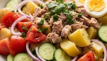 Insalata di patate con tonno e uova sode