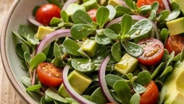 Insalata di portulaca, avocado e pomodorini