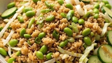 Insalata di riso croccante con edamame e salsa al sesamo