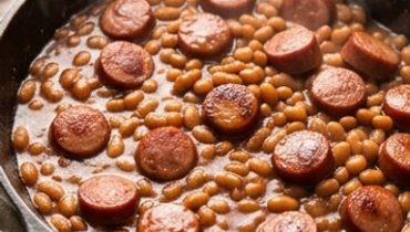 Salsicce e fagioli stufati