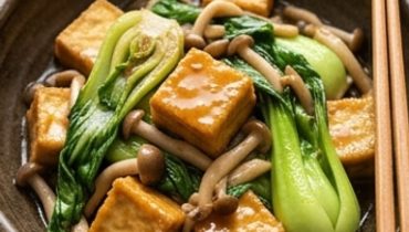 Sauté di Bok Choy e Tofu alla Salsa Zenzero-Aglio
