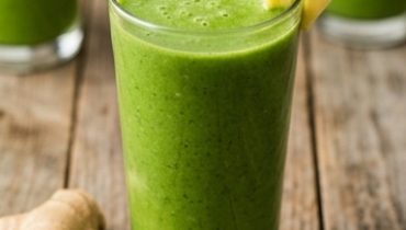 Smoothie verde detox all’erba selvatica, banana e ananas
