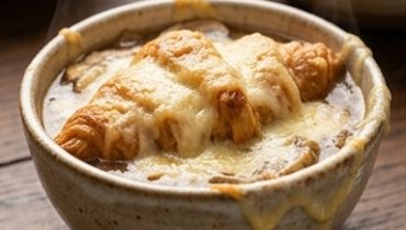 Zuppa di cipolle antinfiammatoria con funghi e croissant gratinato