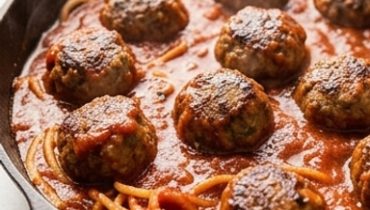 Spaghetti e polpette di carne in padella