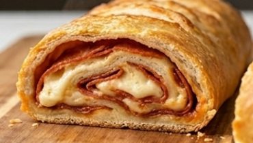 Stromboli Dorato al Pepperoni e Mozzarella Filante