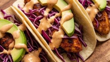 Tacos al Pollo Chipotle, Slaw Mela-Cavolo Rosso e Salsa Cremosa Fatta in Casa