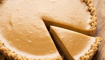 Crostata cremosa allo sciroppo d’acero su base Rice Krispies