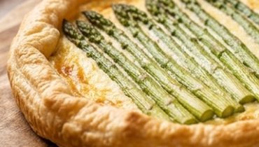 Torta sfogliata agli asparagi verdi e ricotta