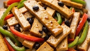 Tofu pressato saltato con peperoncini e fagioli neri fermentati