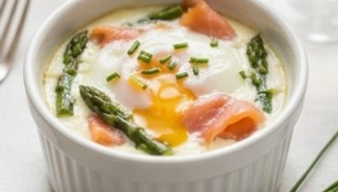 Uova in Cocotte con Asparagi e Salmone Affumicato