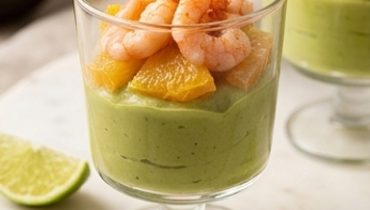 Verrine di gamberetti, mousse di avocado e agrumi