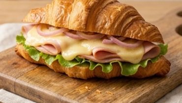 Croissant sandwich al Beaufort fondente e cipolle in agrodolce fatte in casa