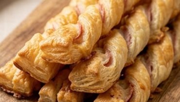Torcetti sfogliati prosciutto e formaggio