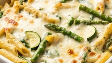 Gratin di pasta primaverile con asparagi, zucchine e mozzarella