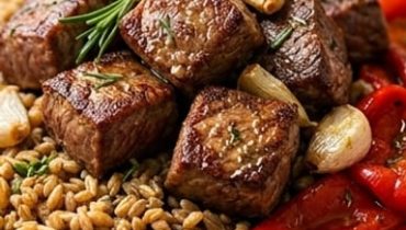 Spalla di manzo rosolata con aglio e rosmarino, farro caldo alle erbe e peperoni arrosto