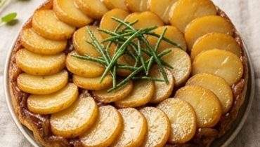 Tatin di novelle di Noirmoutier, cipolle caramellate e salicornia fresca